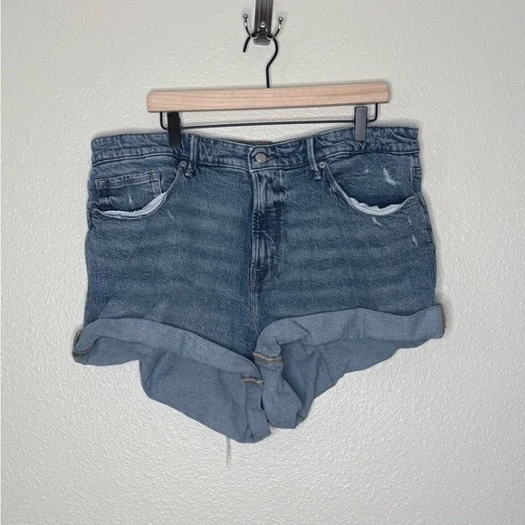 Good American Good Girlfriend Jean Shorts with Cuffed Hem Size 16 - Picture 9 of 12